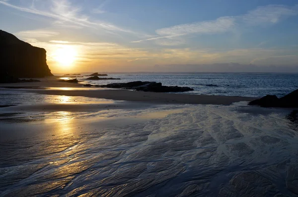 Zachód Słońca Oceanie Atlantyckim Czarne Skały Zachodnim Wybrzeżu Algarve Portugalii — Zdjęcie stockowe