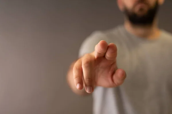 Foco Superficial Dos Dedos Homem Apontando Uma Tela Com Espaço — Fotografia de Stock