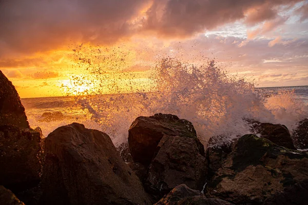 Gün Batımında Dalgalanan Deniz Dalgalarıyla Deniz Kenarındaki Kayaların Güzel Manzarası — Stok fotoğraf
