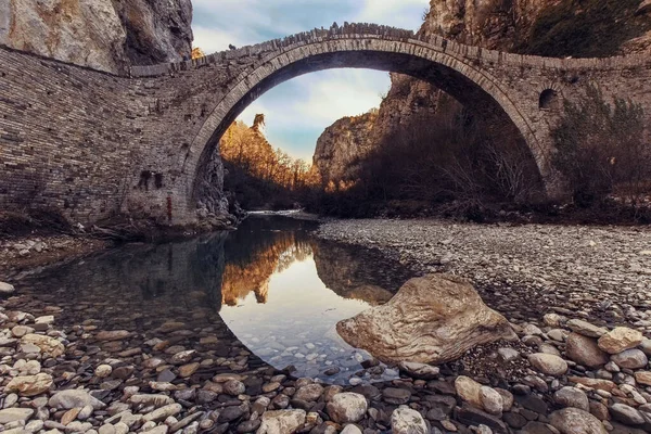 Nízký Úhel Záběru Krásného Klenutého Mostu Řeckém Zagori Hromadou Vody — Stock fotografie