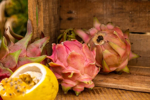 Tiro Close Frutas Maduras Moda Frutas Dragão Uma Superfície Madeira — Fotografia de Stock