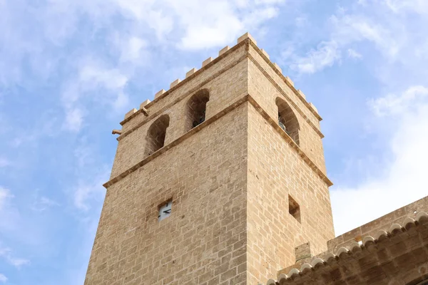 Niskokątne Zbliżenie Brązowej Kamiennej Wieży Dzwonami — Zdjęcie stockowe