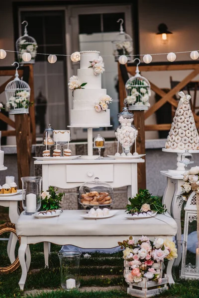 Güzel Dekore Edilmiş Beyaz Bir Düğün Pastasının Dikey Çekimi — Stok fotoğraf