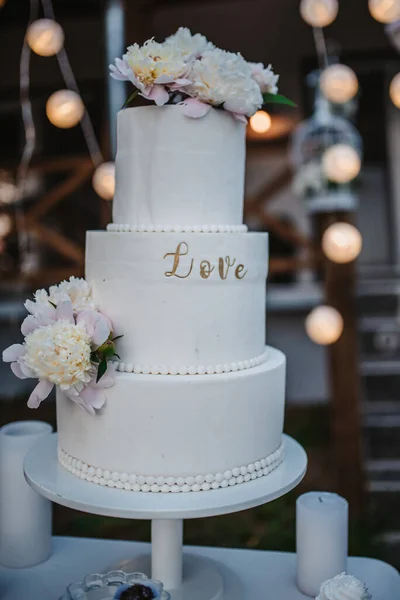 Vertical Shot Beautifully Decorated White Wedding Cake Outdoors — Stock Photo, Image