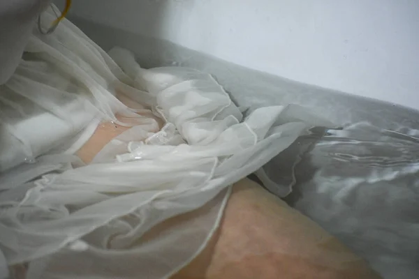 Primer Plano Arrugado Vestido Novia Blanco Seda Sobre Piel Mojada —  Fotos de Stock