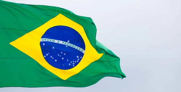 Bandera Ondeante Brasil Sobre Fondo Nublado Del Cielo — Foto de Stock