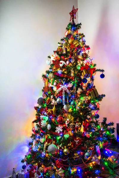 Vertikální Záběr Zdobeného Vánočního Stromku Ozdobami Světly — Stock fotografie