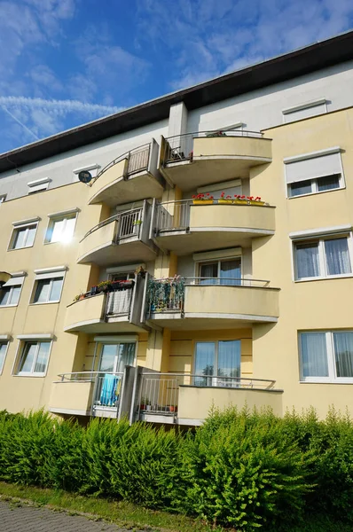 Poznan Polen Juni 2017 Das Vierstöckige Mehrfamilienhaus Mit Balkon Hinter — Stockfoto