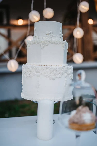 Una Toma Vertical Pastel Boda Blanco Bellamente Decorado Aire Libre — Foto de Stock