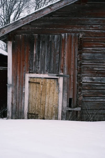 Gros Plan Vertical Une Vieille Cabane Bois Par Temps Neigeux — Photo