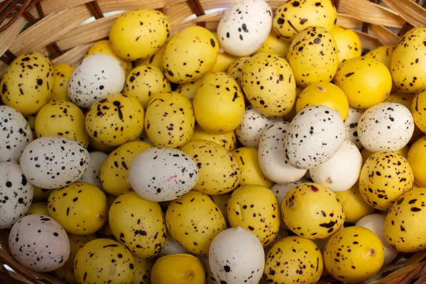Zbliżenie Przepiórczych Jaj Wielkanocnych Koszyku — Zdjęcie stockowe