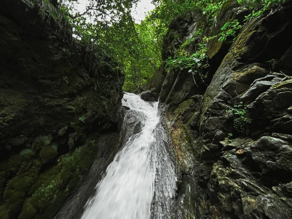 Eine Schöne Aufnahme Des Versteckten Wasserfalls Bei Haghartsin Dilijan Frühling — Stockfoto