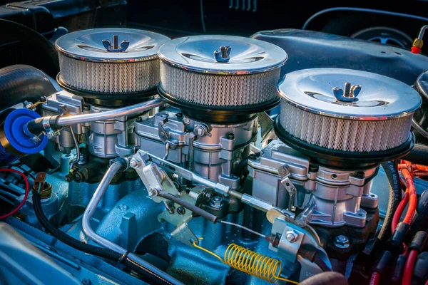 Крупный План Двигателя Ретро Автомобиля Огнями — стоковое фото