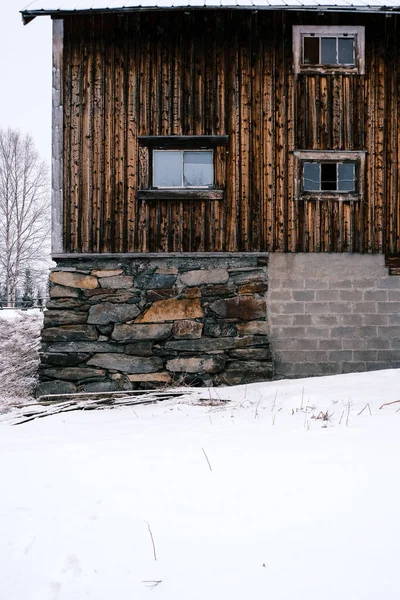 Vertikal Närbild Gammal Trästuga Snöigt Väder — Stockfoto