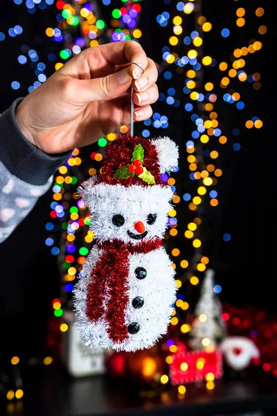 Een Verticaal Close Shot Van Een Hand Houden Een Kerstman — Stockfoto