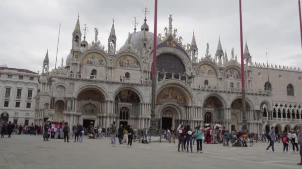 Turister Promenader Nära Patriarchal Cathedral Basilica Saint Mark Piazza San — Stockvideo