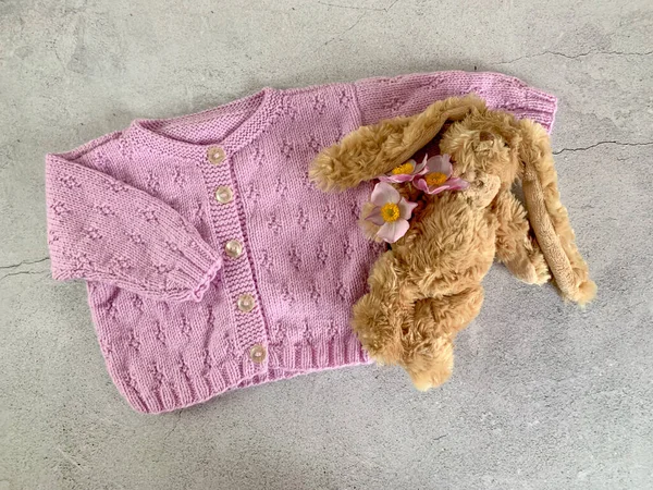 Cozy Pull Bébé Rose Chaud Vêtements Tricotés Lapin Mignon Sur — Photo