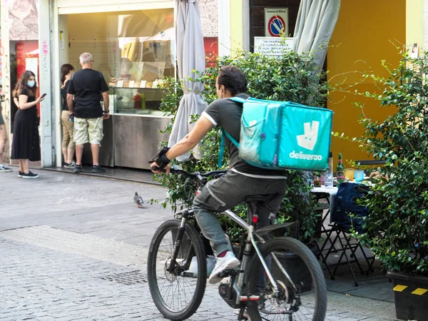 ミラノ イタリア 2021年8月8日 自転車に乗る人は 街を探索しながらアプリを使いたいという食べ物の注文を配達することでお金を稼ぐ — ストック写真