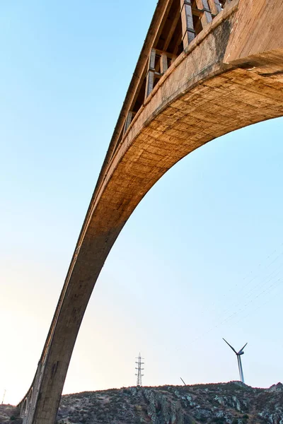 Tiro Ângulo Baixo Uma Ponte Estreita Com Moinho Vento Uma — Fotografia de Stock