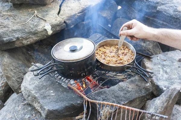 Essen Wird Über Dem Lagerfeuer Gekocht — Stockfoto