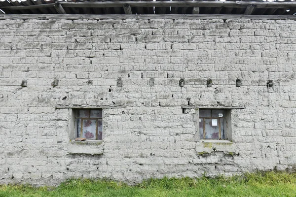 Gammal Sten Tegelbyggnad Med Två Vintage Fönster — Stockfoto