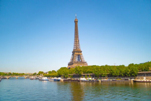 Uma Bela Vista Histórica Torre Eiffel Contra Céu Azul Paris — Fotografia de Stock