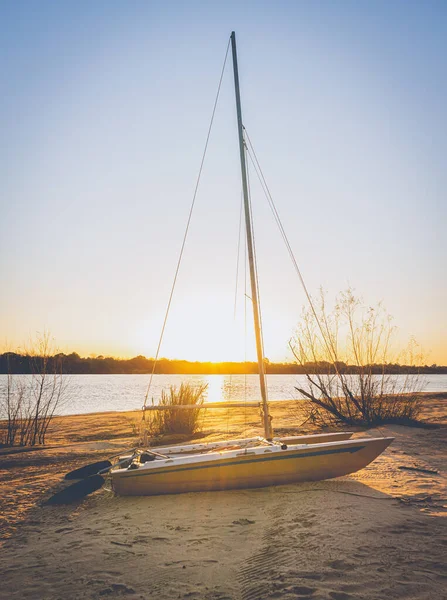Vertical Shot Yellow Old Wooden Boat Standing Coastline Lake Sunset — Stock Photo, Image