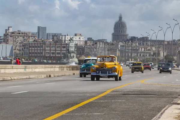 Cuba Oct 2018 Ένα Κλασικό Αμερικανικό Αυτοκίνητο Ένα Από Κύρια — Φωτογραφία Αρχείου