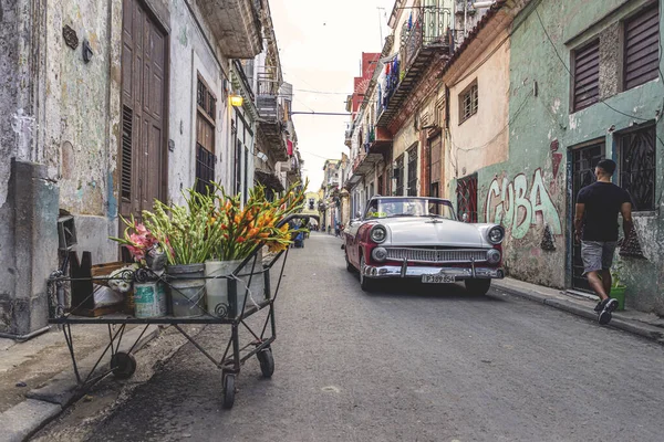 Havana Cuba Kwi 2021 Czerwono Biały Amerykański Samochód Lat Tych — Zdjęcie stockowe