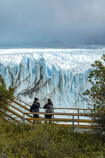 Sulle Passerelle Del Parco Nazionale Del Ghiacciaio Perito Moreno Osserva — Foto Stock