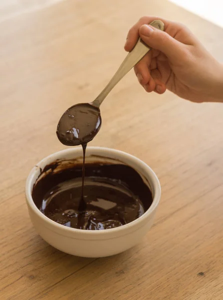 숟가락에서 초콜릿 세라믹 그릇으로 떨어지는 — 스톡 사진