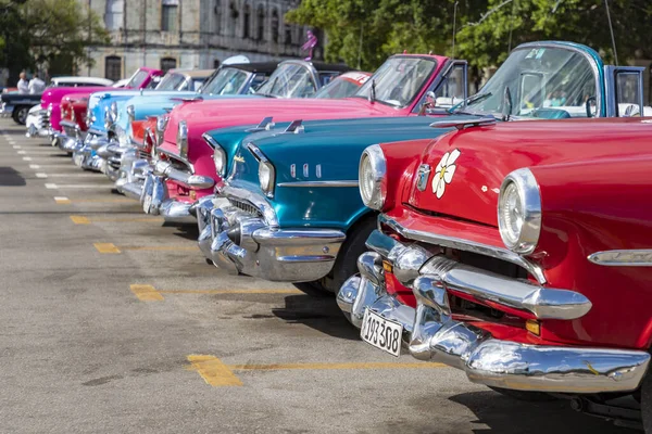 Havana Cuba Mar 2020 Muitos Carros Americanos Conversíveis Estacionados Nas — Fotografia de Stock