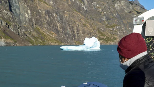 Gran Iceberg Gente Mirándolo Desde Barco Patagonia — Foto de Stock