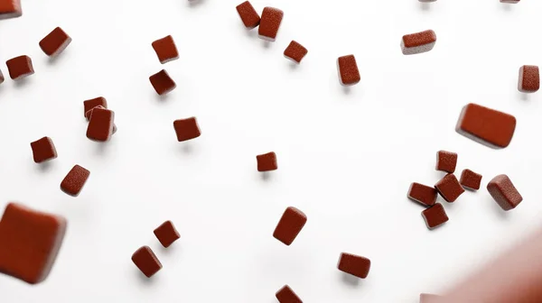 Μια Τρισδιάστατη Απόδοση Κομματιών Σοκολάτας Που Πέφτουν Στο Απομονωμένο Λευκό — Φωτογραφία Αρχείου