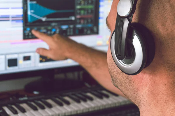 Produtor Musical Trabalhando Computador Ouvindo Através Fones Ouvido — Fotografia de Stock