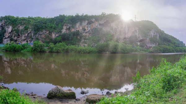 Спокійне Озеро Під Час Сходу Сонця Похмурий День Долині Юрумі — стокове фото