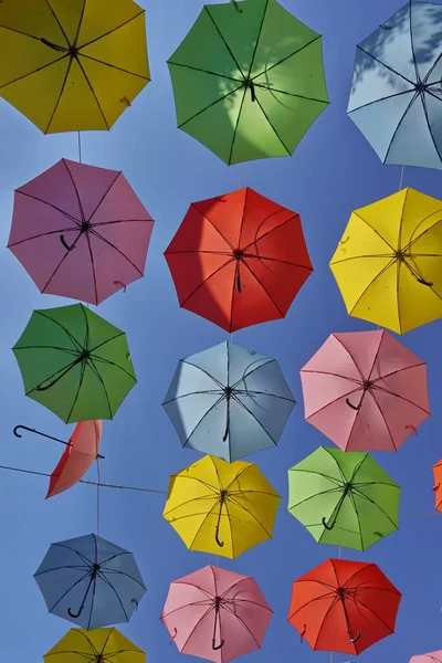 Eine Vertikale Aufnahme Bunter Regenschirme Die Unter Blauem Himmel Nahalat — Stockfoto