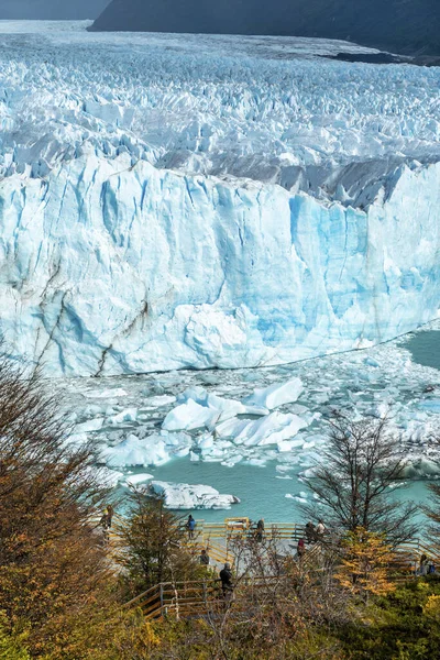 Nas Passarelas Parque Nacional Glaciar Perito Moreno Pessoas Observam Glaciar — Fotografia de Stock