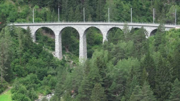 Brücke Über Den Fluss Den Bergen — Stockvideo