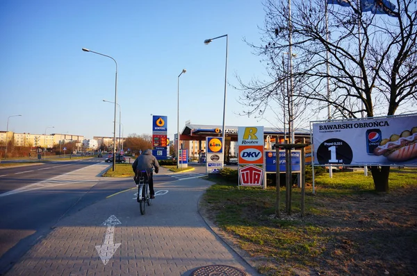 Poznan Polónia Março 2015 Homem Montando Uma Bicicleta Uma Calçada — Fotografia de Stock