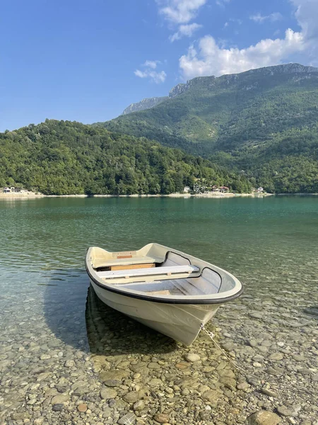 Vertical Shot Small White Boat Crystal Water Natural Green Mountain — Stock Photo, Image