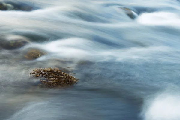 Primo Piano Fiume Che Scorre Erba Secca Visto Esso Vale — Foto Stock