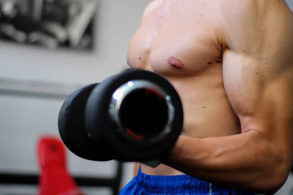 Nahaufnahme Des Arms Eines Mannes Bei Bizepsübungen Fitnessstudio — Stockfoto