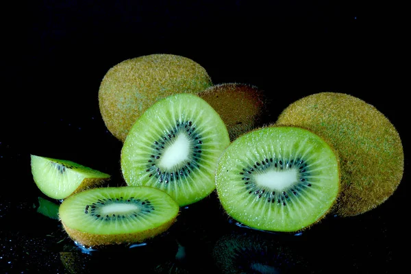 Primo Piano Succosi Kiwi Uno Sfondo Nero — Foto Stock