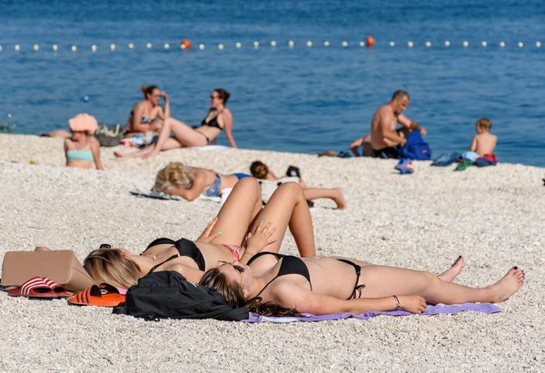 Split Croatia Jul 2021 Een Groep Vrouwen Zonnebaden Het Strand — Stockfoto