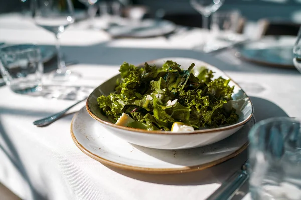 Seletivo Uma Salada Verde Uma Placa Branca Mesa — Fotografia de Stock