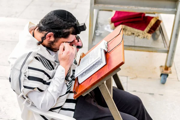 Judío Ortodoxo Con Filacterias Chal Cubriéndose Los Ojos Con Tzitziot — Foto de Stock