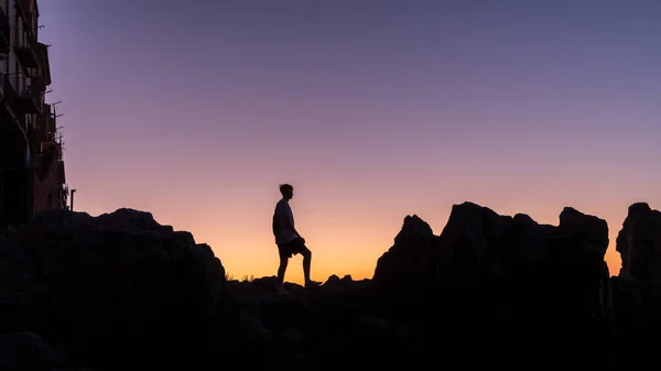 Die Silhouette Eines Touristen Rande Einer Klippe Bei Malerischem Sonnenuntergang — Stockfoto