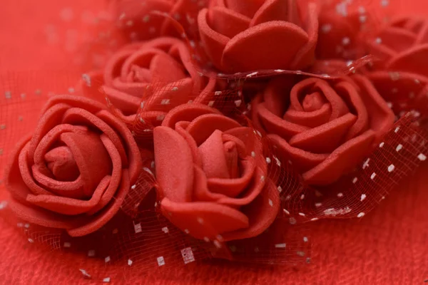 Primer Plano Las Rosas Rojas Artificiales Decorativas Con Cordones Superficie — Foto de Stock