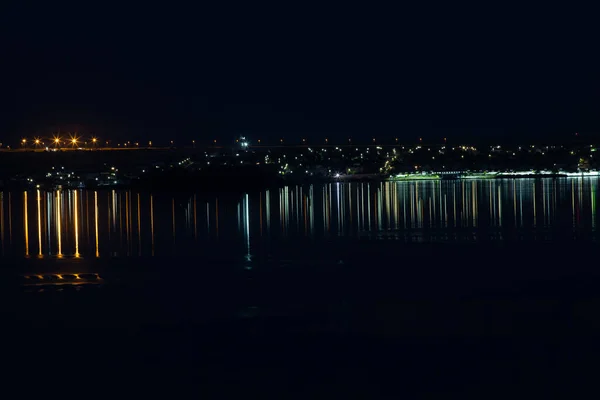 Красочные Городские Огни Отражаются Воде Озера Сютгиоль Румынии Ночью — стоковое фото